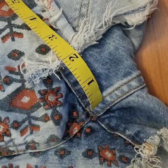 Billabong Laneway Denim Frayed Hem Acid-Washed Embroidered Cut-off Shorts - Picture 3 of 9